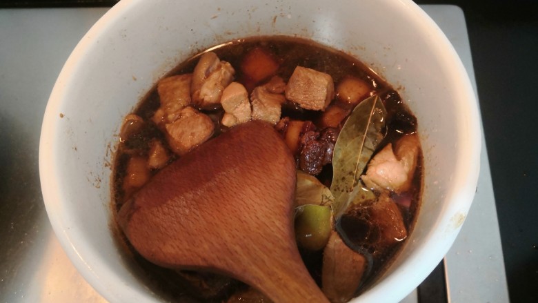 啤酒牛腩煲,用铲子,搅拌均匀