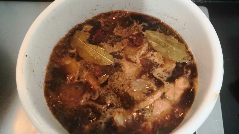 啤酒牛腩煲,大火烧煮滚开,再煮2分钟