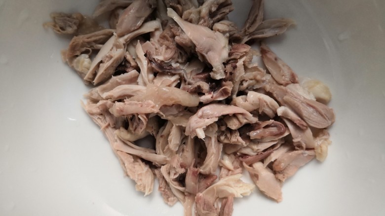 柠檬手撕鸡,把鸡腿肉,手撕成条,备用