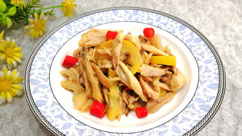 柠檬手撕鸡,腌制好后,装盘上桌