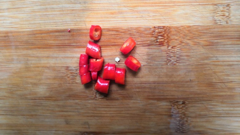 柠檬手撕鸡,<a style='color:red;display:inline-block;' href='/shicai/ 62'>辣椒</a>,洗干净,切丁