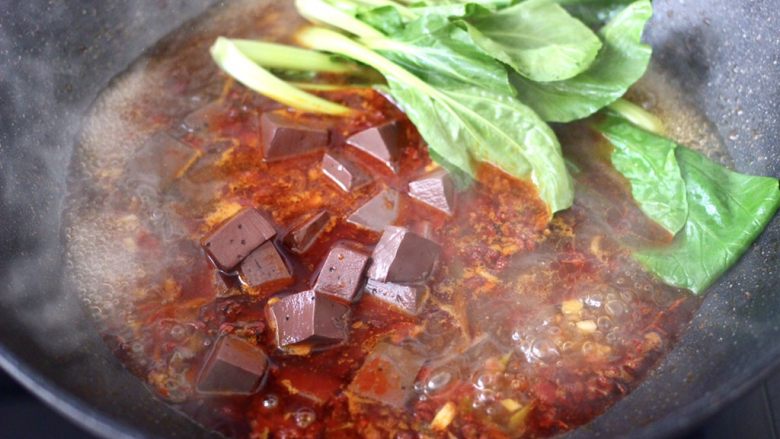水煮猪血,再放入<a style='color:red;display:inline-block;' href='/shicai/ 3517'>青菜</a>,大火继续煮沸。