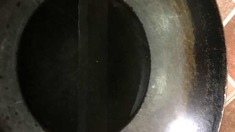 家常下饭鸭丝,热锅下油,升温到120度以上,就是没有泡沫,少量青烟的时候,下鸭丝