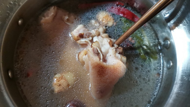 凉拌红油猪耳朵,转中小火煮50分钟左右,用筷子能轻松插入即可。