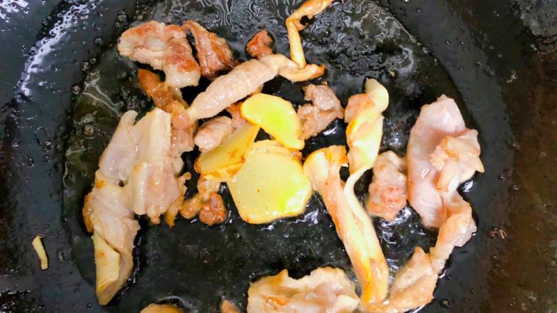 卤牛肉饭,这是我找老板要的牛油渣,入锅煎制两面金黄,炸出牛油即可