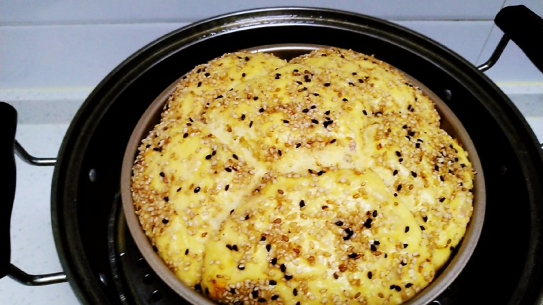 红薯、燕麦、鸡蛋、绿豆蒸面包,大火煮开转中火蒸30分钟,再焖3分钟。
