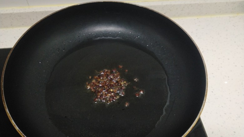 蒜香尖椒,锅中放入多一点的油,放入<a style='color:red;display:inline-block;' href='/shicai/ 700'>花椒</a>小火炒香。
