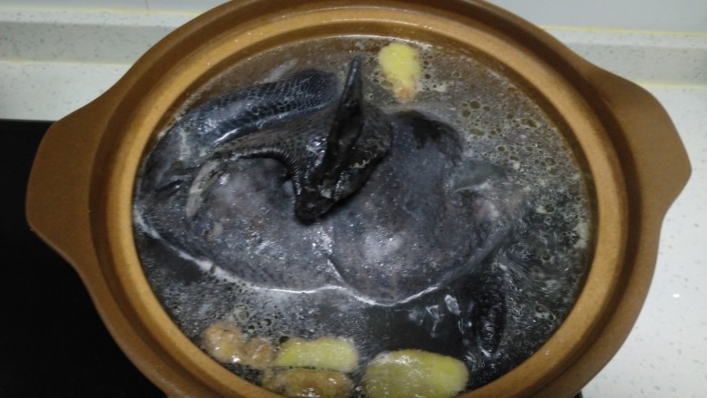 乌鸡炖板栗、杏鲍菇、丝瓜,大火煮开,撇去浮沫。