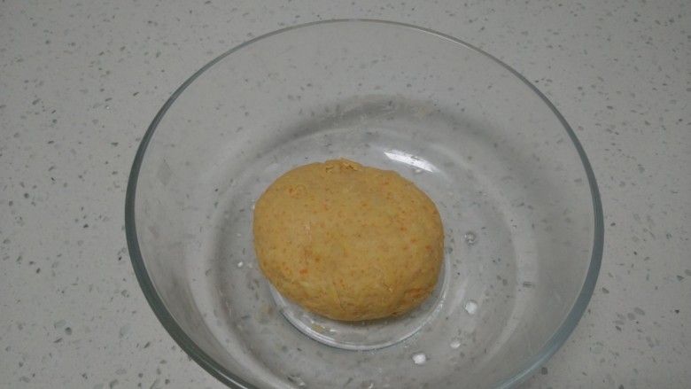 乌鸡汤胡萝卜手擀面,活成比较硬的面团,醒面30分钟。