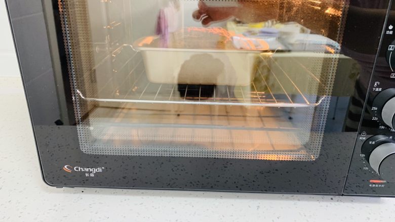 玫瑰乳酪重磅蛋糕,烤箱提前预热上下火180度30分钟。将考网放入烤箱下场。在烘烤15分钟的时候取出用锋利的刀片在蛋糕的中间划上一道划痕这样烤出来的蛋糕,中间有裂纹。