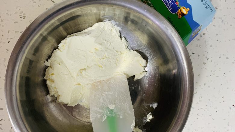 玫瑰乳酪重磅蛋糕,多美鲜奶油奶酪室温软化后,用刮刀压拌的手法至细腻质地即可。