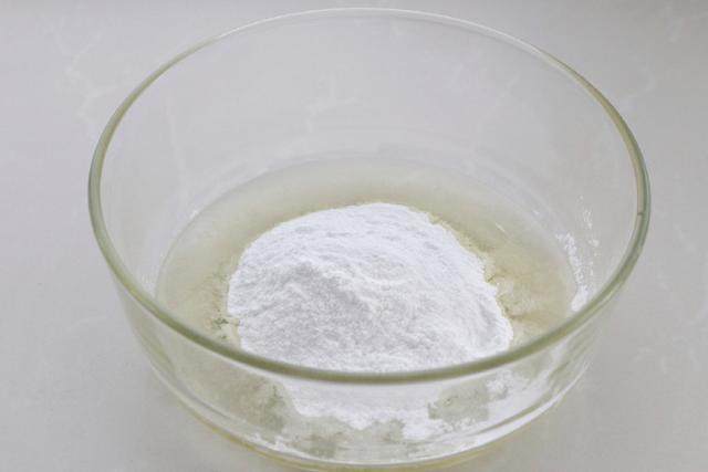 核桃酥,准备一个容器倒入<a style='color:red;display:inline-block;' href='/shicai/ 140122'>玉米油</a>，再把糖粉和盐放进去；用手动打蛋器充分搅拌均匀，直到呈现乳白的粘稠状态；
