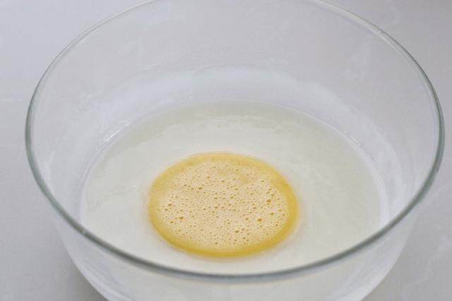 核桃酥,将<a style='color:red;display:inline-block;' href='/shicai/ 9'>鸡蛋</a>搅打均匀成蛋液，倒入玉米油中，留出少许蛋液最后刷表面；