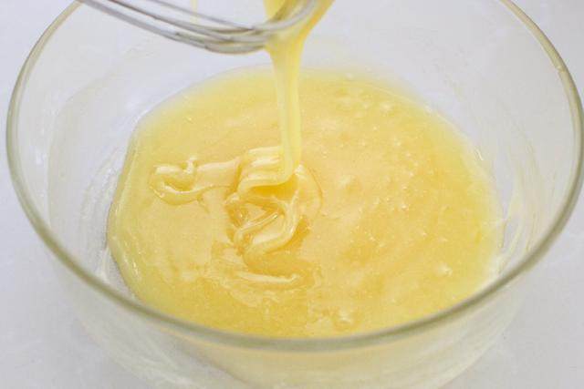 核桃酥,继续搅拌均匀，提起打蛋器呈缓缓落下的糊状；