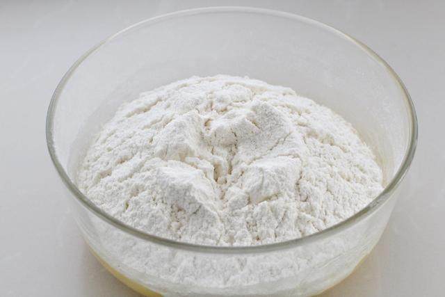 核桃酥,将低筋面粉和小苏打混合均匀，筛入到蛋糊中；