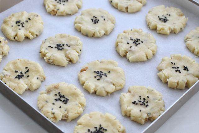 核桃酥,在饼干生胚上面刷一层薄蛋液，中间撒少许<a style='color:red;display:inline-block;' href='/shicai/ 668'>黑芝麻</a>；