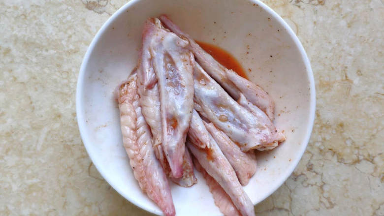 藤椒味烤鸡翅尖,鸡翅尖与藤椒味调料汁混合均匀,腌制四小时。如果是放入冰箱腌制,建议提前一晚腌制。