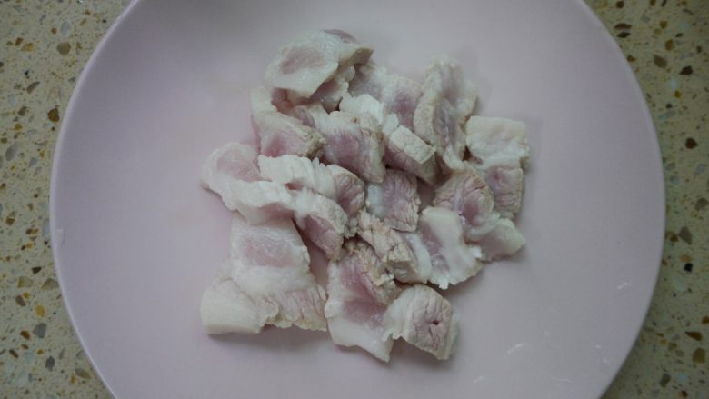 香辣毛豆,将焯水后的五花肉清洗干净,切薄后备用。