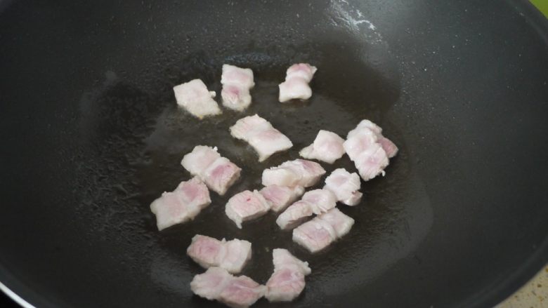 香辣毛豆,热锅凉油,把五花肉放到锅里煸炒成两面金黄。