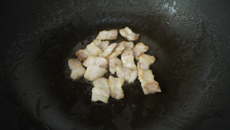 香辣毛豆,这样煸炒后五花肉会变得更加焦香,而且多余的油分被炒出来,用来炒毛豆更好吃。