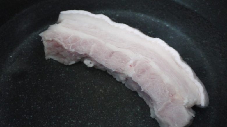 香辣毛豆,然后用清水浸泡15分钟,把血水泡出来,去除异味。