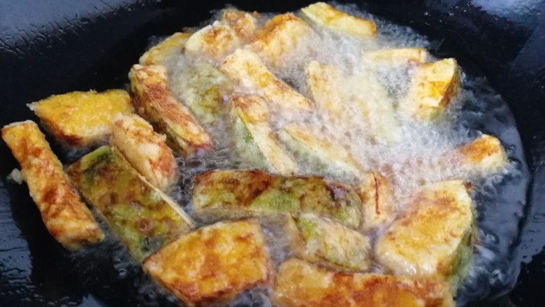 蛋黄焗南瓜,一面炸好,翻面再炸3分钟。
