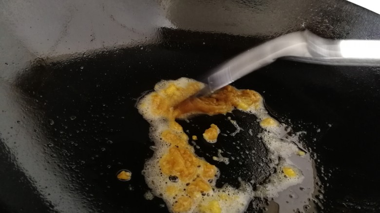 蛋黄焗南瓜,锅中留一点底油,小火把咸蛋黄炒开。