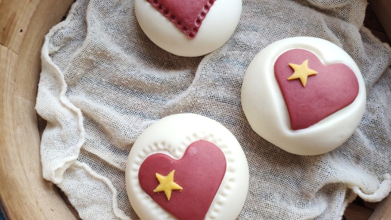 中国心🇨🇳——造型馒头,把大、小星星沾在红心上。
做好的馒头放入蒸笼醒发,当生胚变成原来的1.5倍大,用手指轻轻按压能慢慢的回弹,就表示醒发好了,可以开火蒸制。