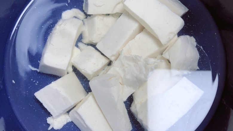 豆浆布丁,捞出豆腐,冷水里浸泡放凉。