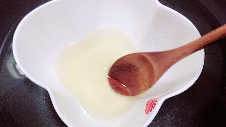 豆浆布丁,加入40ml左右的凉开水,锅中烧热水,隔热融化吉利丁粉。