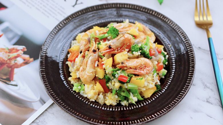 苹果北极虾时蔬炒饭,鲜甜嫩滑可口的炒饭出锅咯,营养丰富又健康好吃。