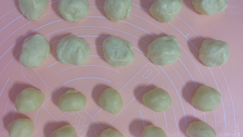 蛋黄酥,水油皮材料全部放入盆中,用筷子搅拌至絮状揉成面团。油酥皮材料放入盆中揉成面团。