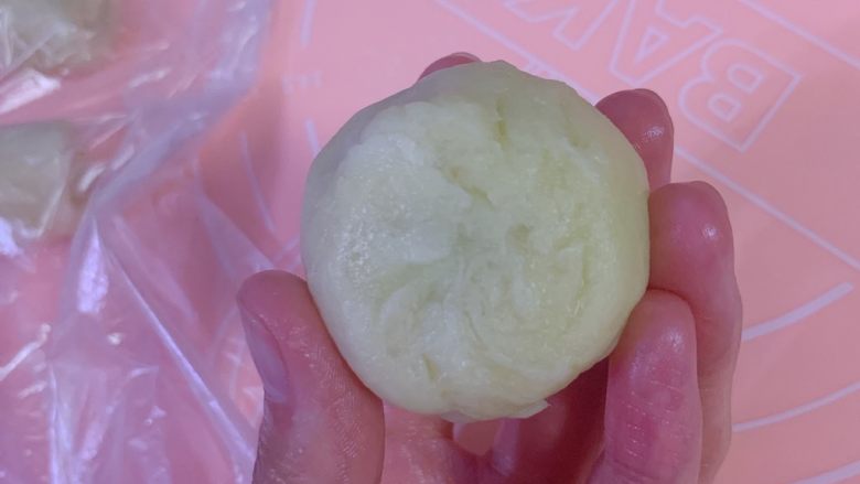 蛋黄酥,面皮收拢。