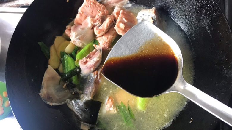 姜炒三文鱼头,加清水,水量差不多盖过鱼4/5。加入生抽1~2勺。