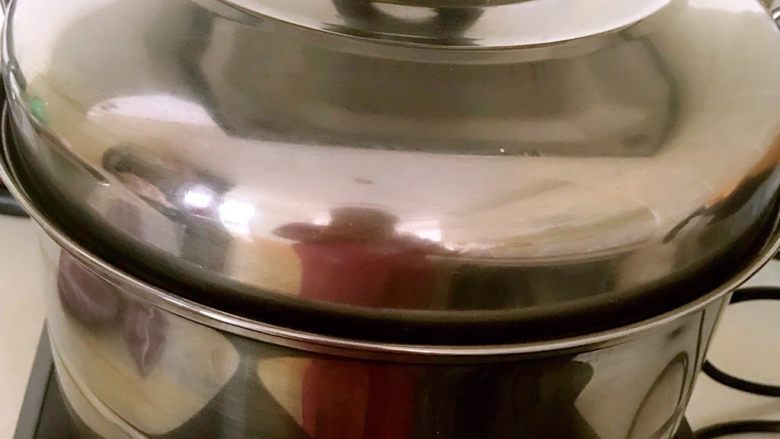 玉米粑粑,盖上锅盖,大火烧开后蒸15分钟后关火,焖5分钟后起锅