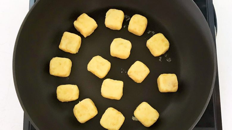 板栗饼,炒锅烧热后放入做好的板栗饼坯,不需要加油