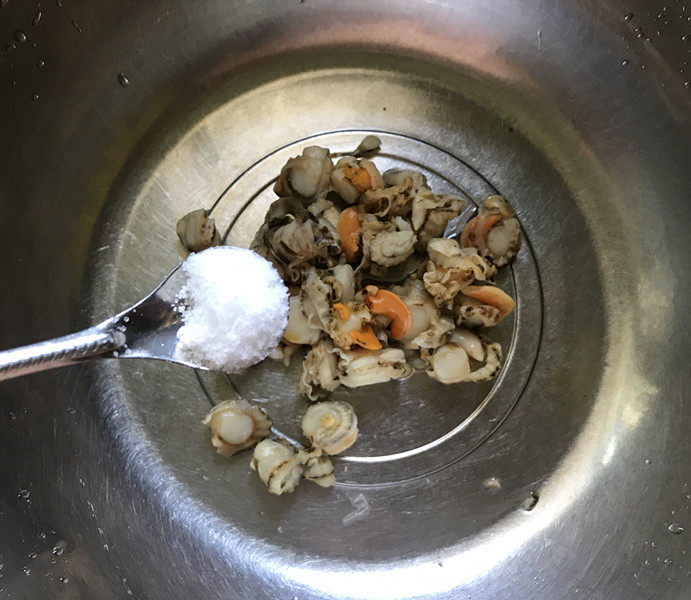 冬日暖心菜 青椒爆炒扇贝肉,全部处理好后加少许食盐,轻轻抓揉抓揉,再用清水冲洗干净;经过这样处理扇贝肉就会非常干净,吃的时候就会有泥沙碜牙了。