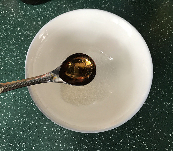 冬日暖心菜 青椒爆炒扇贝肉,接着来调点烧汁:碗中依次加入<a style='color:red;display:inline-block;' href='/shicai/ 3729'>白糖</a>、料酒