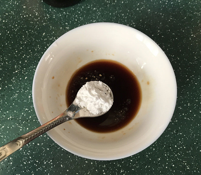 冬日暖心菜 青椒爆炒扇贝肉,然后加清水和生粉等,搅拌均匀放一旁备用
