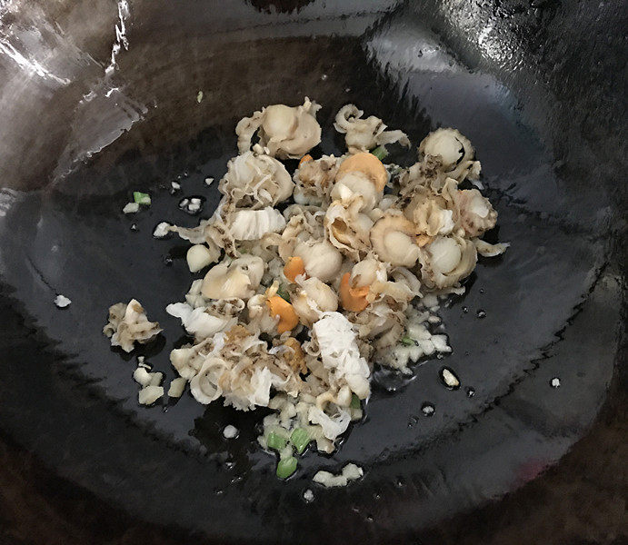 冬日暖心菜 青椒爆炒扇贝肉,锅中留底油,下葱姜蒜炒出香味后,放入扇贝肉大火均匀