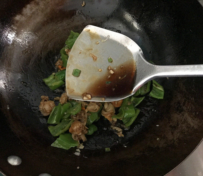 冬日暖心菜 青椒爆炒扇贝肉,最后,沿锅边淋上一圈<a style='color:red;display:inline-block;' href='/shicai/ 768'>香醋</a>去腥增香