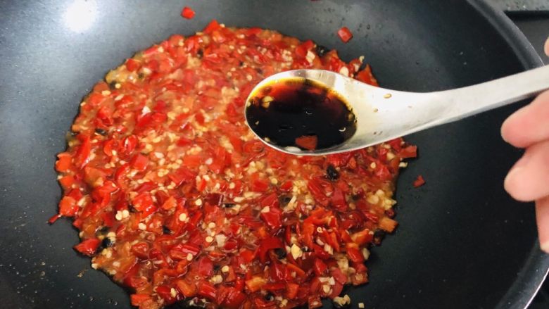 拿的出手的宴客菜,剁椒鱼头,超下饭零失败,放入一勺<a style='color:red;display:inline-block;' href='/shicai/ 788'>生抽</a>。