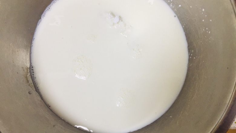 脆皮鲜奶,牛奶,淀粉,白糖加入盆中搅拌均匀