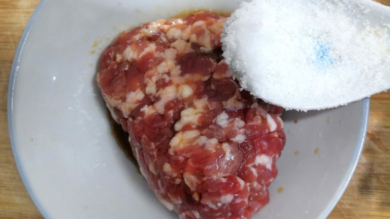 青椒酿肉,把<a style='color:red;display:inline-block;' href='/shicai/ 10588'>糖</a>,放入肉沫中