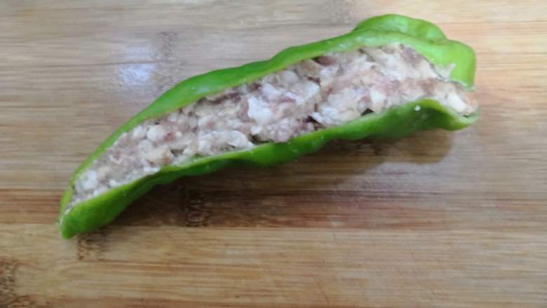 青椒酿肉,把肉沫,酿入青椒