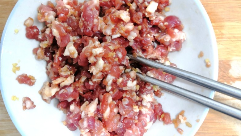 青椒酿肉,最后放入<a style='color:red;display:inline-block;' href='/shicai/ 718'>料酒</a>,搅拌均匀,腌制10分钟