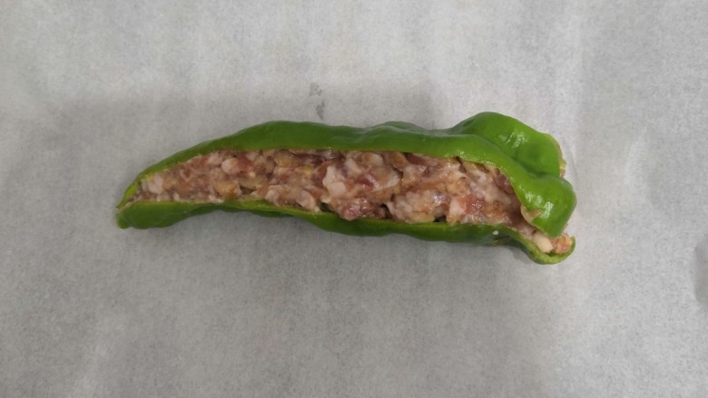 青椒酿肉,把青椒放入烤盘,里面垫上油纸或锡纸