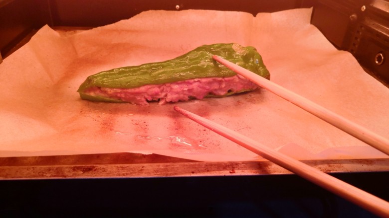 青椒酿肉,途中,把青椒翻个面