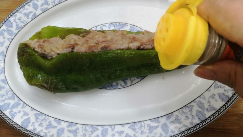 青椒酿肉,烤好后,装盘,洒上孜然椒盐