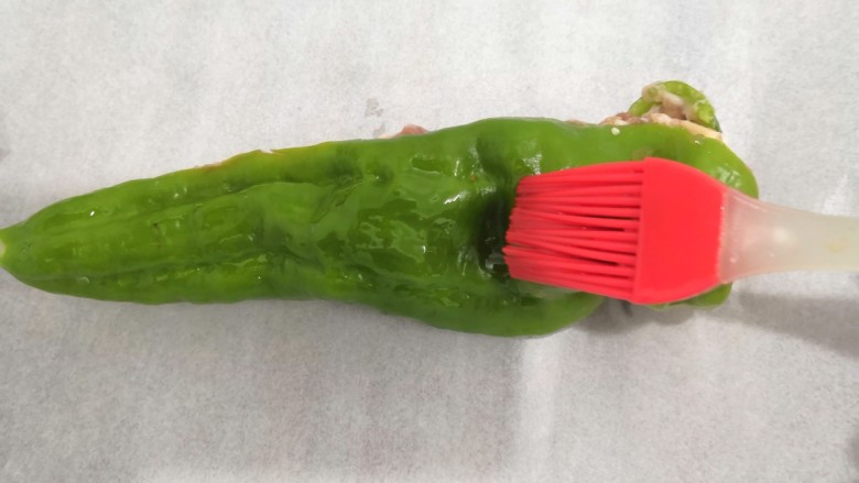 青椒酿肉,青椒表面,刷上一层油